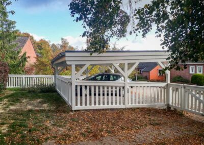 weißes Carport