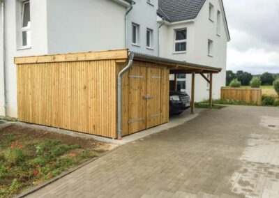 Carport mit Geräteschuppen